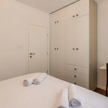 Izabela L Apartment Split